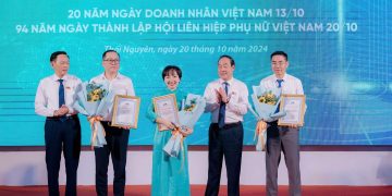 Bác sĩ Vũ Trọng Quỳnh và bác sĩ Đàm Thu Trang dự Lễ kỷ niệm 20 năm thành lập Hiệp hội doanh nghiệp nhỏ và vừa tỉnh Thái Nguyên