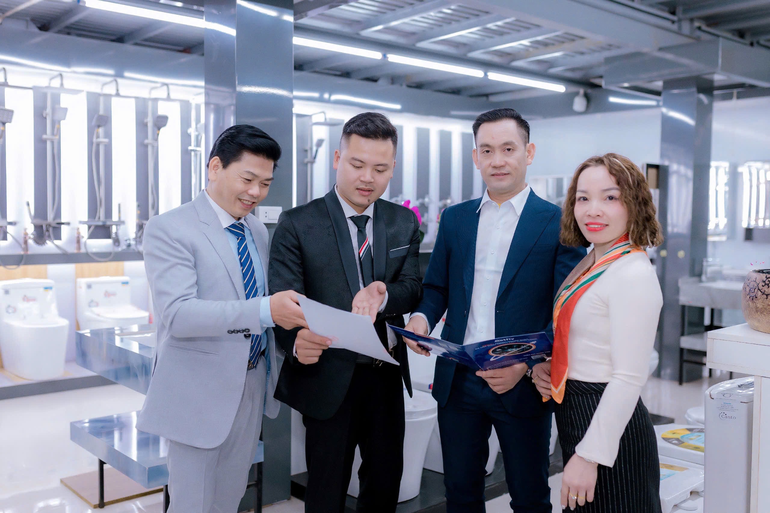 Doanh nhân Đỗ Văn Sáu cùng vợ Phạm Thị Thảnh trao lộc “Vàng” nhân ngày Vía Thần Tài