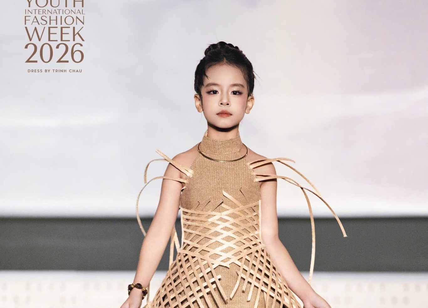 Phạm Tú Anh – Cô bé bản lĩnh mang khát vọng vươn ra thế giới cùng NTK Trinh Châu trên sân khấu quốc tế